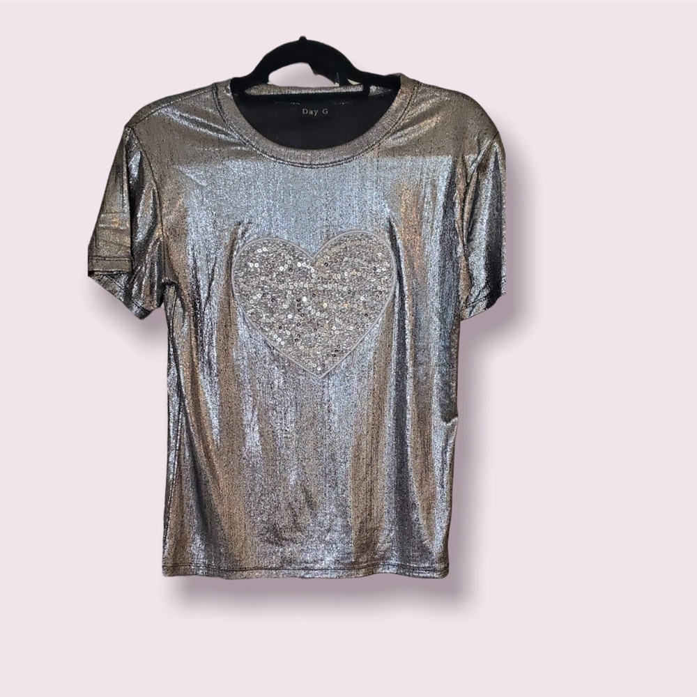 [9:24 a. m., 30/8/2022] Melissa: Fun t-shirt. Stretch and fits tight. Large. Wit